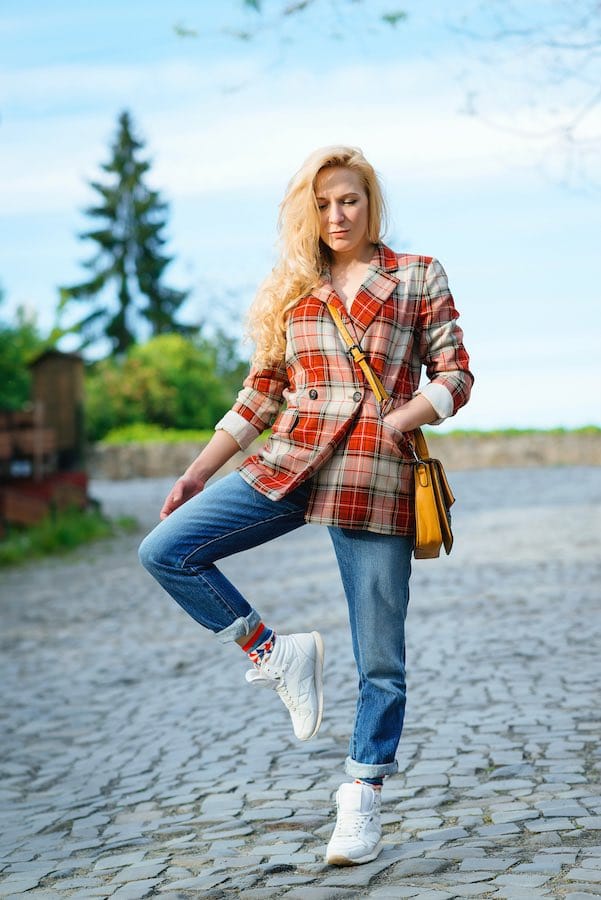 Hippe vrouw in straight leg jeans modetrend