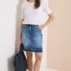 Knielange denim rok met riemdetail