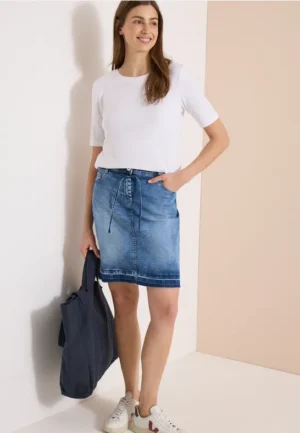 Knielange denim rok met riemdetail