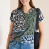 Shirt met V-hals en patchworkprint