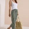 7/8 Mid Waist Slim Leg broek in een Loose Fit.