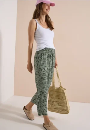 7/8 Mid Waist Slim Leg broek in een Loose Fit.