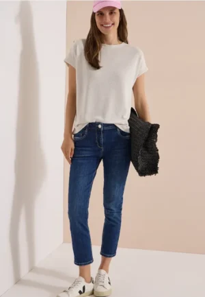 7/8 Mid Waist Slim Leg jeans in casual fit