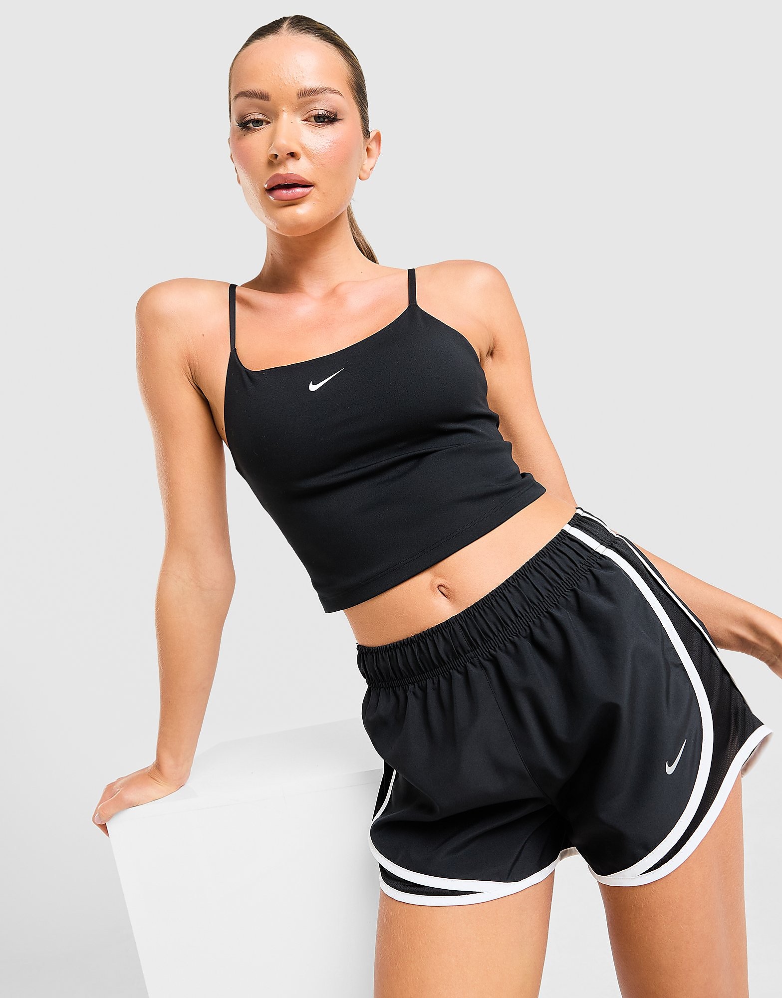 Nike Dri-FIT hardloopshorts met halfhoge taille en binnenbroekje voor dames Tempo - Zwart- Dames, Zwart