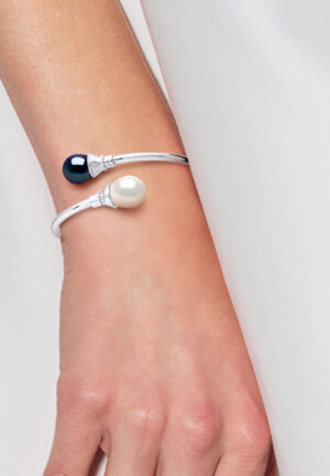 Alternative view of You & Me Armband Zoetwater Pearl White en Black 11-12 mm 925